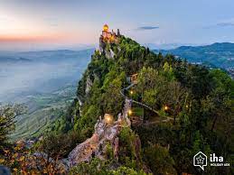 Beauty abounds on the island, with bluffs overlooking pretty harbors. Vermietung San Marino Stadt In Einem Haus Fur Ihre Ferien