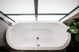 Kamu juga bisa kok mempunyai bathtub di kamar mandi berukuran sedang dan sederhana. 7 Bak Mandi Bathtub Minimalis Mulai 1 Jutaan Mewah Berasa Di Hotel Rumah123 Com