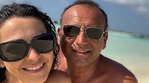 Carlo conti con tale e quale show riscuote sempre un gran successo, nel 2015 poi sarà anche carlo conti è felice di essere diventato padre a 50 anni: Chi E La Moglie Di Carlo Conti Francesca Vaccaro Mamma Di Matteo