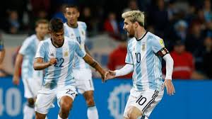 في سبعينيات القرن الماضي، يحلم الصديقان المقربان شليويح وناشي بكسر دائرة الفقر المحيطة بهما، والزواج من فتاتي أحلامهما، مع أنهما لا يزالان يعيشان مع. Ø³Ø§Ù…Ø¨Ø§ÙˆÙ„ÙŠ ÙŠØ±Ø§Ù‡Ù† Ø¹Ù„Ù‰ Ù…ÙŠØ³ÙŠ ÙˆØ¯ÙŠØ¨Ø§Ù„Ø§ ÙˆÙ‡ÙŠØºÙˆØ§ÙŠÙ†