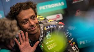 La conferenza stampa di valentino rossi un saluto a tutti, è un po' imbarazzante qui… esordisce così valentino, un po' sorridente e un po' amareggiato. 6ofgs3jtqxqyam