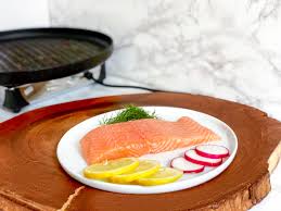 Grill ikan salmon bersama salad via resepinannie.blogspot.com. Grill Salmon Sempurna Dalam 3 Resipi Langkah Mudah 2021