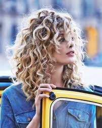 I capelli ricci sono bellissimi da vedere, ma allo stesso tempo non molto facili da trattare. Come Asciugare I Capelli Ricci Trucchi Prodotti Op Cosmetics