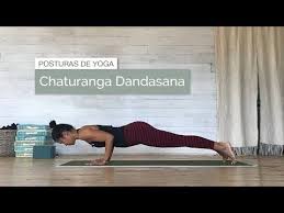 Chaturanga Dandasana Postura Del Baston Con Cuatro Apoyos Posturas De Yoga Entrenamiento De Yoga Clase De Yoga