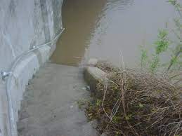 Stairs into River - Murdock St Bridge | dicklane | Flickr
