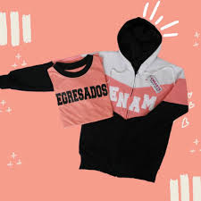 🌈 Si sería egresado 2022 estaría teniendo en cuenta este diseño si o si 🌈  👉 Les dejamos esta campera que la rompe, combinada con remera y chomba 👈  🎓 Obvio que