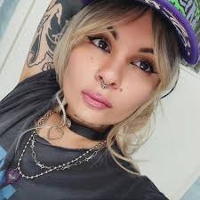 Painting a floral hat 👒 🌺 #hatpainting #art #handmade #handpainted