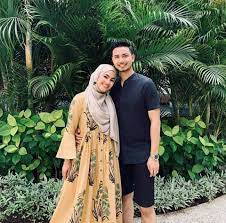 Berita pertunangan pengacara dan pelakon, elfira loy, pagi tadi mengejutkan banyak pihak, apatah lagi isu putus tunang dengan menurut sumber terdekat, majlis merisik dan bertunang itu berlangsung secara tertutup di kediaman pelakon itu di alam damai, di sini, jam 10 pagi. Rotikaya Apa Khabar Elfira Loy Dan Suami Hari Ini Facebook