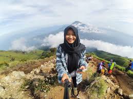 Ceweknya di anu orang !! 5 Pendaki Cantik Indonesia Berhijab Cantiknya Bikin Adem Janganlupabahagia Com
