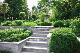 Terrasse Mit Stufen Zum Garten Und Innenhof Stilvolle Beispiele Und Bilder Gartendesign Ideen Abgestufter Garten Formschnitt Garten