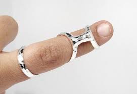 Your finger will be put in a plastic splint, which keeps it straight, with the end. Boutonniere Swan Silver Splint Ring Hammered Combination Splint Mallet Finger Swan Neck Splint Custom Handmade Splint Ring Splint Silver Rings Fashion Rings