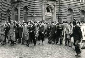 Května 1945, dva dny před německou kapitulací na západní frontě, spontánně vypuklo pražské povstání. Prazske Povstani Ocima Neznameho Fotografa Vysehradskej Cz Vysehradskej Cz