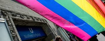 Die erste regenbogenfahne wurde 1978 von dem künstler gilbert baker in san francisco oder, wie es peter tatchell von der englischen schwulenbewegung outrage einmal in einem interview mit der. Symbol Der Lesben Und Schwulen Eine Kleine Geschichte Der Regenbogenfahne Queer Gesellschaft Tagesspiegel