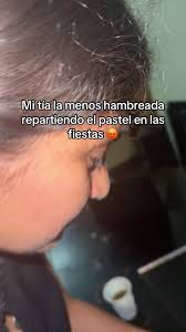 Mi Tía Repartiendo El Pastel