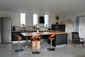 On organise la cuisine à sa guise avec les niches de rangement dans l'îlot central ou sur les murs avec les étagères. Une Cuisine Noire Et Coloris Bois Avec Ilot A St Sulpice De Royan Conception Cuisine Et Dressing Charente Maritime