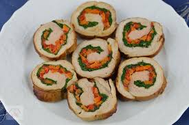 Rețetă de ruladă de carne să pregătești o ruladă de porc la cuptor cu ouă fierte și legume savuroase. Rulada Din Muschiulet De Porc Cu Legume Caietul Cu Retete