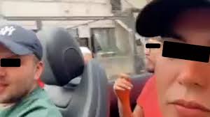 El domingo un grupo de jóvenes transmitió en vivo desde sus redes sociales un video en el que ofrecían 500 pesos (unos 25 dólares) a un migrante a cambio. Syh1iipsebu8ym
