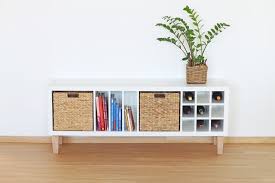 Ikea Kallax Regal Als Stylische Lowboard Variante Wird Zum Absoluten Hingucker Im Wohnzimmer Aufgepimpt Haben Wir Das Ikea Kallax Regal Kallax Regal Mobelfusse