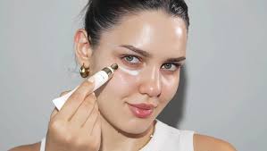 Amazon.com: ANAI RUI Caffeine Eye Cream, Niacinamide Eye Cream for Dark  Circles and Puffiness, Anti Aging & Friming Eye Cream with Eye Roller,  Caffeine Under Eye Cream for Puffy Eyes, Bag Treatment