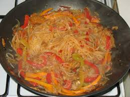 Supa de vitel cu sparanghel si pancetta; Taitei De Orez Cu Legume Si Carne De Porc Retete Ilustrate Simple Si Accesibile