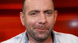 Demonstrant während kundgebung gegen polizeibrutalität und zum gedenken an. Nach Distel Kritik Imago Tv Pruft Personelle Konsequenzen Promiflash De