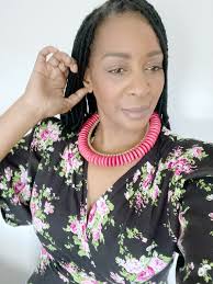 Collier en bois TITI, fait main, beau collier tribal, couleurs vives,  collier en bois rose, collier tendance, style collier