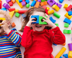 Imagem de Crianças brincando com artes e atividades manuais