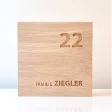 Turschild Mit Hausnummer Aus Holz Eiche Massiv Mit Individueller Gravur Hausturschilder Turschilder Turschild Holz