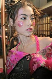 張柏芝的骨相之美，Ai都難以超越🙀❗️  顴骨高挺而不外擴，既能夠支撐起臉部輪廓，又賦予了她一種獨特的立體感。下巴尖翹有力，使得整個臉型看起來既窄小又精緻。再加上她額頭寬而不平坦，眉弓和下顎角的線條流暢而優雅，這些都讓她的臉部線條看起來既流暢又富有層次感  ...