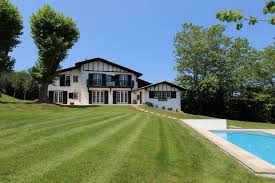 Arbonne A 2 Minutes Du Village Vaste Maison D 39 Environ 270 Ma Construite En 2016 Dans Un Esprit A La Fois Basq Maison Basque Villa Contemporaine Maison
