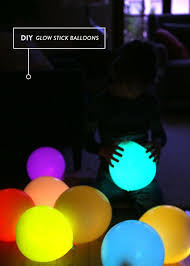 Bonjour tout le monde,a tout à l'arrière nous vous avons montré comment faire une broche maintenant, nous aimerions vous montrer comment vous pouvez faire des boucles d'oreilles assortis. Ana Henry Anahenrysmn Glow Stick Balloons Diy Glow Glow Party