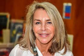 In an inspiration to look like meg ryan or liz hurley, she decided to plump her upper lips and from there things turned wrong. Leslie Ash S Tv Comeback