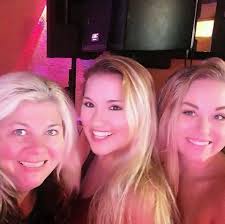 Tonight Join Monday Karaoke 🎤 Fun here at The Roadhouse/Shores Liquors of  Orange Park 231 Blanding Blvd Karaoke 9:30pm till 1am with Free Open Pool  Tables & Monday Drink Specials