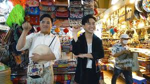 MC Quốc Bảo và diễn viên Duy Khương thách nhau mua đồ tại chợ Bến Thành