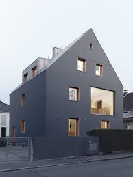 Der Materialmix Aus Dunkelgrauem Polyethylengewebe Faserzement Und Zinkblech Sowie Die In Der Fassadenebene Liegende Graue Hauser Architektur Haus Architektur