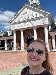 Sweeper is officially back!!❤️🚂It was a beautiful sight seeing the trains  running all day long at Disneyland! We were ecstatic to find out they are  now doing sweeper train as well! There