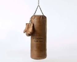 Qu'importe votre niveau sportif, nous vendons l'équipement qu'il vous faut. Sac De Boxe Vintage En Cuir Marron Avec Chaine Pour Cadeau