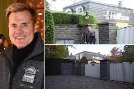 Jetzt verrät der poptitan, wie er dieter bohlen ist 65 jahre alt und wirkt heute wohl noch genau so agil, wie vor 20 jahren. Pin Auf Promi