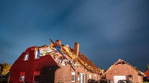 Ein heftiger sturm hat in einer gemeinde in ostfriesland eine schneise der verwüstung. Ppta5bzhbqmu9m
