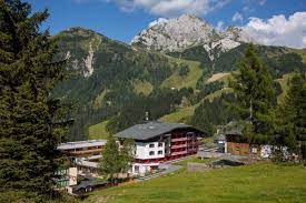 Insgesamt befinden sich im gästehaus nassfeld 2 ferienwohnungen und 3 gästezimmer. Ferien Mit Hund Im Falkensteiner Hotel Sonnenalpe In Karnten Am Nassfeld Tierischer Urlaub Com