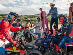 Valentino rossi hat mit der um 15 jahre jüngeren francesca eine neue freundin. Valentino Rossi Tritt In Musikvideo Auf Seiner Ranch Auf