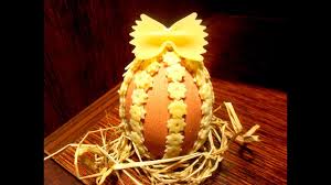 Nanieść klej na wierzchnią stronę lumaconi i przykleić dookoła grubych spaghetti, tuż przy muszelkach; Wielkanocna Pisanka Z Makaronu Youtube