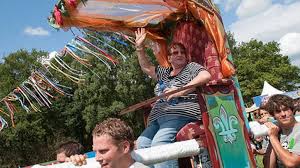 Tante rikie testte voor ons en jullie het openbaar vervoer naar de zwarte cross alvast. Tante Rikie Gaat Nog Jaren Door Omroep Gelderland