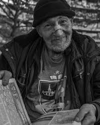 Assis sur un banc, ses deux vieux dictionnaires de 1964 en main, Marcel Paul,  74 ans, lisait inlassablement, comme pour échapper au tumulte du monde qui  l'entourait. SDF mais clairement plus cultivé
