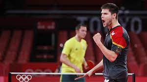 Deutschlands dimitrij ovtcharov spielt eine rückhand, er besiegte am dienstag den japaner koki niwa. Wbbawte0dzvy8m
