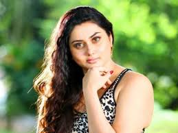 Namitha,ஆபாச வீடியோ வெளியிடுவதாக மிரட்டிய நபரின் புகைப்படத்தை வெளியிட்ட  நமீதா - namitha releases photo of online abuser - Samayam Tamil