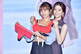 See more of 簡廷芮 dewi chien on facebook. ç°¡å»·èŠ®ç¡ç›¸å·®æŠŠå¦¹è¸¹ä¸‹åºŠ