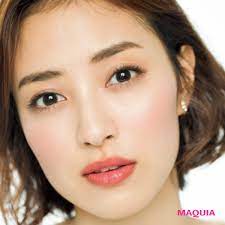 メイクひとワザで 面長 平面顔 の弱点克服 チーク シェーディングの入れ方で変わる マキアオンライン maquia online チーク 入れ方 チーク 入れ方 面長 メイク