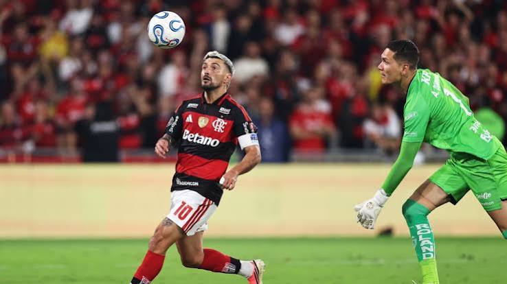 Flamengo sofre, fica com um a menos, mas empata com Del Valle e avan&ccedil;a na Libertadores - Sportbuzz