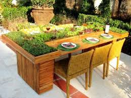 Ausgefallene Gartendeko 15 Reizende Ideen Fur Ihre Gartengestaltung Holztisch Garten Garten Deko Runde Gartentische